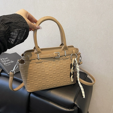 Bolso Tote De Cuero PU Con Relieve Retro Para Mujer Bolso Bandolera Con Correa Ajustable Y Colgante Decorativo Elegante Estilo