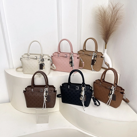 Bolso Tote De Cuero PU Con Relieve Retro Para Mujer Bolso Bandolera Con Correa Ajustable Y Colgante Decorativo Elegante Estilo