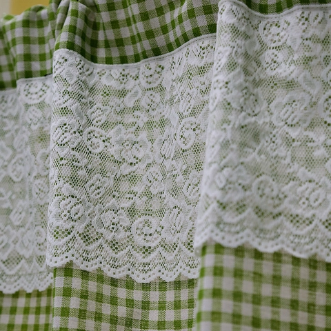 Noordse Stijl Gingham Cafégordijn Met Kantafwerking En Pompons Korte Roede-pocket Keukenraam Gordijn Voor Huisdecoratie