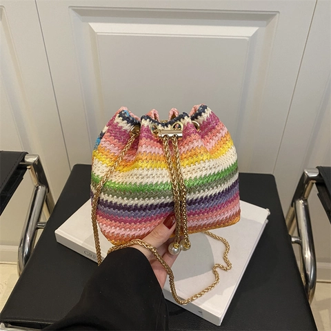 Gewebte Beuteltasche Bunte Regenbogenstreifen Stroh Umhängetasche Mit Goldkette Und Künstliche Perlendekor Für Damen Strand