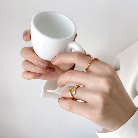 Minimalist 18K Gold Plated Titanium Steel Rings Abstract Snake Shape Hands Hugging Design Open Adjustable Jewelry