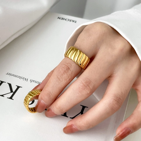 Titanium Stalen Ring Geometrisch Gedraaid Schroefdraad Gecorreleerd Verguld Minimalistische Elegante Sieraden Vrouwen