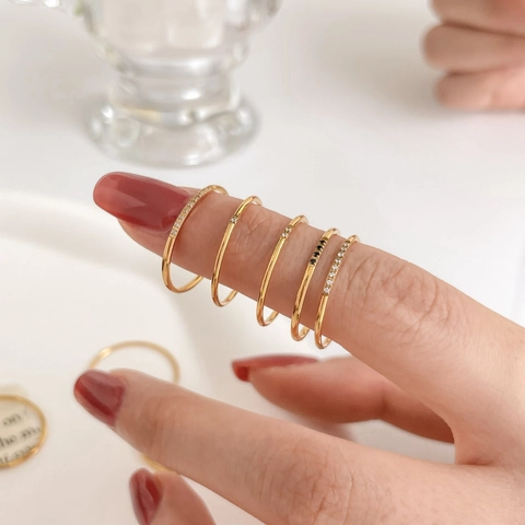 Minimalistische Dunne Bandringen Titanium Staal Verguld Zirkonia Ingelegd Geometrische Sierlijke Sieraden Voor Dames