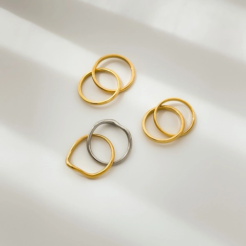 In Elkaar Grijpende Dubbele Cirkelringen Titanium Staal Hoogglanzend Gedraaide Textuur Minimalistische Sieraden Voor Vrouwen