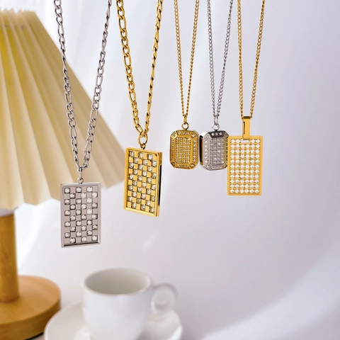 Collier Femme Acier Titane Pendentif Rectangulaire Damier Zirconium Tendance Minimaliste Chaîne Plaquée Or 18K