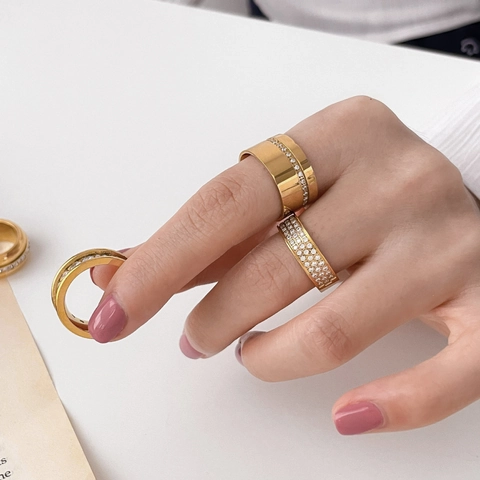 Eleganter Breiter Ring Titanstahl 18K Vergoldet Volle Zirkonia Eingelegt Glänzender Modeschmuck Damen Accessoire