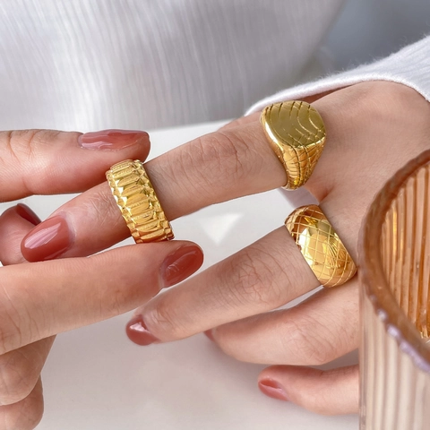 Anelli Geometrici In Acciaio Al Titanio Placcato Oro 18K Per Donna Vintage Trapuntato Forma V Strutturato Fascia Larga Gioielli