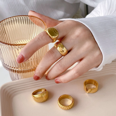 Anelli Geometrici In Acciaio Al Titanio Placcato Oro 18K Per Donna Vintage Trapuntato Forma V Strutturato Fascia Larga Gioielli