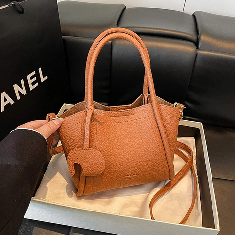 Damen Mode Lychee-Muster PU-Leder Beuteltasche Tragbarer Griff Schulter Umhängetasche Mit Elefanten-Anhänger Elegante Tote Handtasche