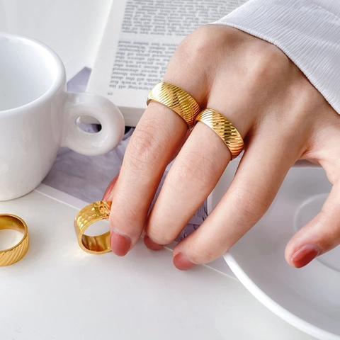 Anello Vintage Con Texture Martellata E Fascia A Costine Gioielli In Acciaio Inossidabile Placcato Oro Stile Semplice Per Donne
