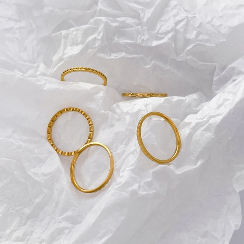 Anello Intagliato Geometrico Acciaio Al Titanio Placcato Oro 18K Motivo A Rombi Minimalista Fascia Per Donne