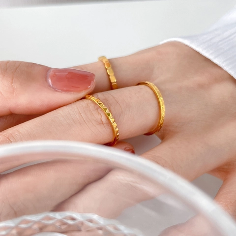 Anello Intagliato Geometrico Acciaio Al Titanio Placcato Oro 18K Motivo A Rombi Minimalista Fascia Per Donne