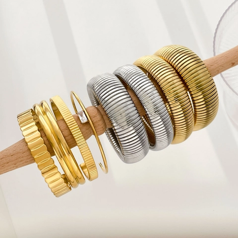 Bracciale Rigido Acciaio Al Titanio Trama A Coste Zircone Quadrato Forma C Aperto Moda Per Donne