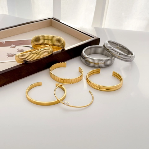 Bracciale Rigido Acciaio Al Titanio Trama A Coste Zircone Quadrato Forma C Aperto Moda Per Donne