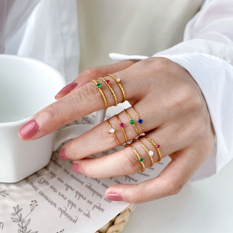 Dünner Vergoldeter Edelstahlring Für Damen Stapelbarer Bunter Runder Zirkon Gehämmertes Band Zierlicher Minimalistischer Schmuck