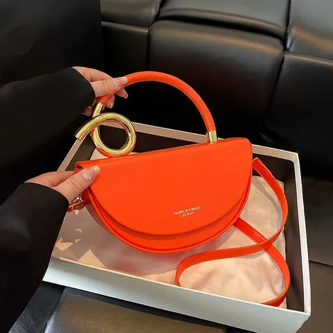 Sac à Selle Demi-Lune de Luxe pour Femmes en Cuir PU Sac à Main Bandoulière Avec Poignée en Métal Doré Bandoulière Réglable