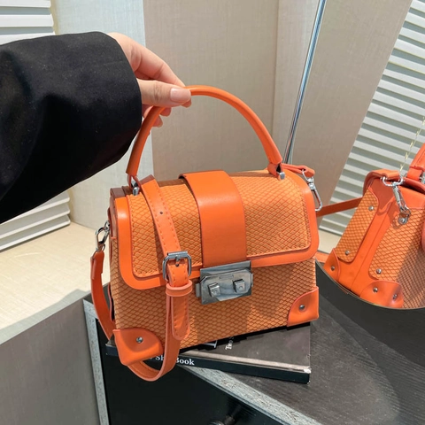 Structured Handbag PU Leather Snake Pattern Metal Lock Top Handle Adjustable Shoulder Bag For Women Retro Elegant