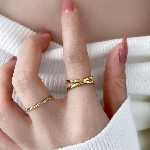 Anello Minimalista A Strati Con Croce A Forma Di V In Acciaio Al Titanio Con Zirconi Intarsiati Gioielli Geometrici Da Donna