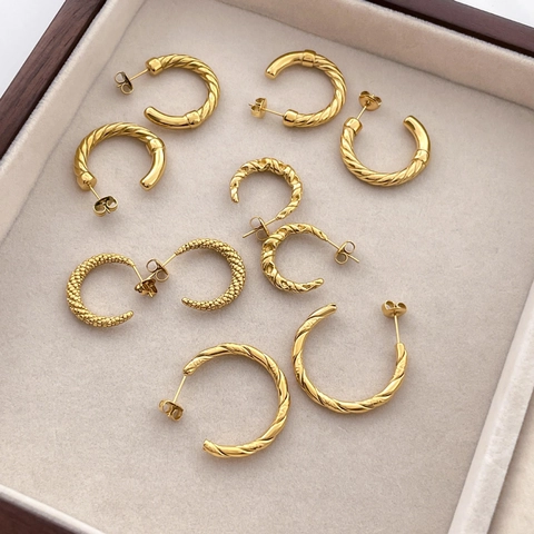 Gedraaide Touw Oorringen 18K Verguld Titaniumstaal C-Vormige Geometrische Textuur Elegante Retro Voor Dames