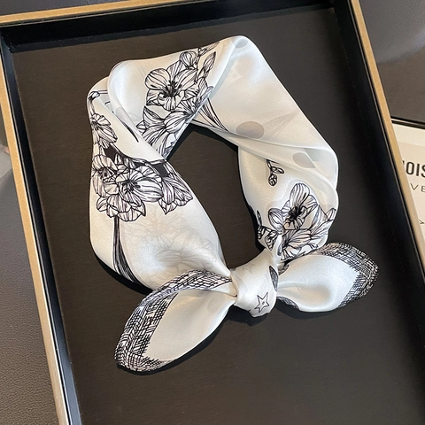 MaulbeerSatin Quadratischer Schal Schwarz Weiß Iris Blumen Mond Sterne Druck Eleganter Satin Hals Kopfschal Für Damen