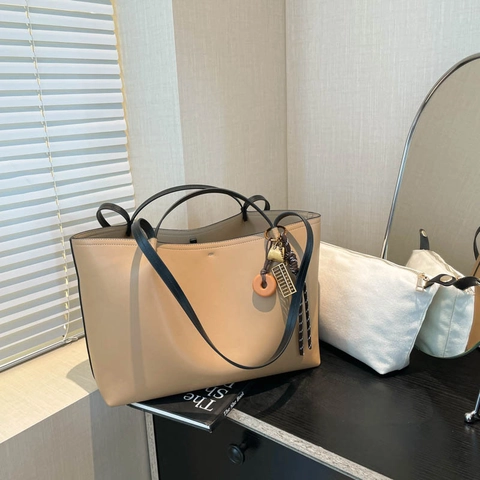 Damen PU-Leder Einkaufstasche Mit Großem Fassungsvermögen Minimalistische Pendler-Schultertasche Mit Anhänger Und Innentasche