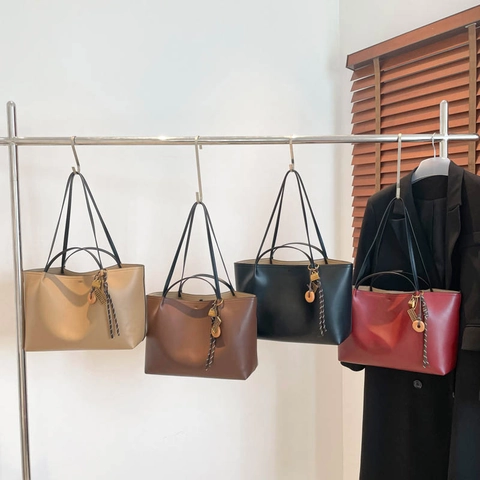 Damen PU-Leder Einkaufstasche Mit Großem Fassungsvermögen Minimalistische Pendler-Schultertasche Mit Anhänger Und Innentasche