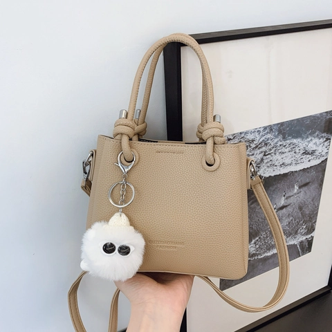Borsa A Secchiello Da Donna In Pelle PU Grana Litchi Borsa A Mano E Tracolla Versatile Con Ciondolo Mostro Di Peluche Borsa A Spalla Elegante