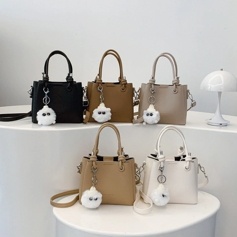 Borsa A Secchiello Da Donna In Pelle PU Grana Litchi Borsa A Mano E Tracolla Versatile Con Ciondolo Mostro Di Peluche Borsa A Spalla Elegante