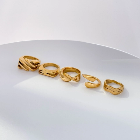 Minimalistische Geometrische Ringe Titanstahl 18K Vergoldet Welle M-Buchstabe Mehrlagig Gedrehtes Fluid Modernes Design Damen