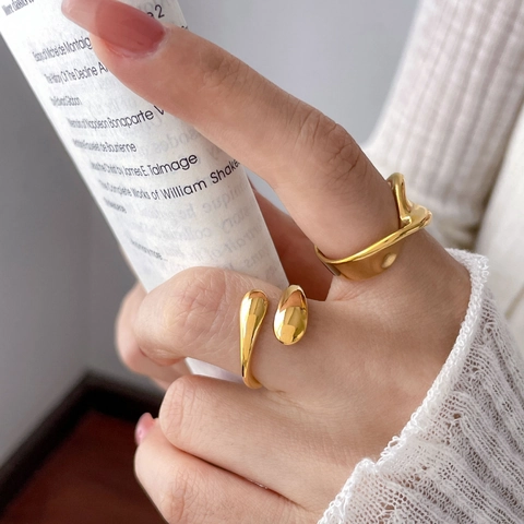 Minimalistische Geometrische Ringe Titanstahl 18K Vergoldet Welle M-Buchstabe Mehrlagig Gedrehtes Fluid Modernes Design Damen
