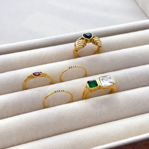 Gold Plated Titanium Steel Rings With Heart Black Zircon Red Green White Gemstones Retro Hands Hugging Jewelry For Women