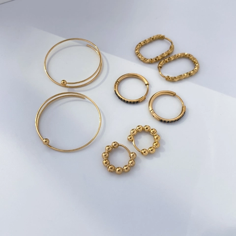 Orecchini A Cerchio Minimalisti Placcati Oro 18K Acciaio Al Titanio Geometrici A Forma Di U Perlati Intagliati Zircone Nero