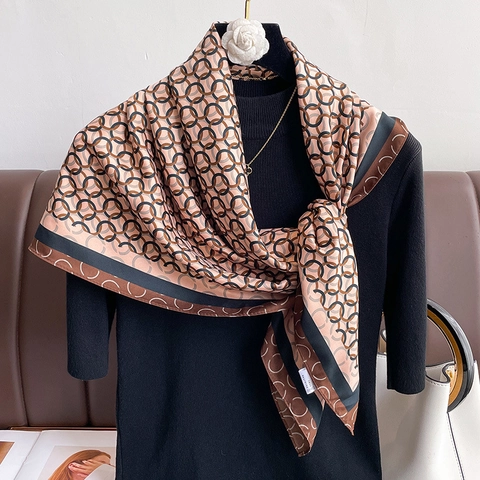 Women Elegant Square Scarf Satin Satin Like Twill Geometric Chain Print Lightweight Sun Protection Beach Travel Shawl