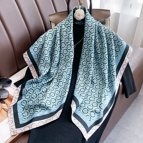 Women Elegant Square Scarf Satin Satin Like Twill Geometric Chain Print Lightweight Sun Protection Beach Travel Shawl