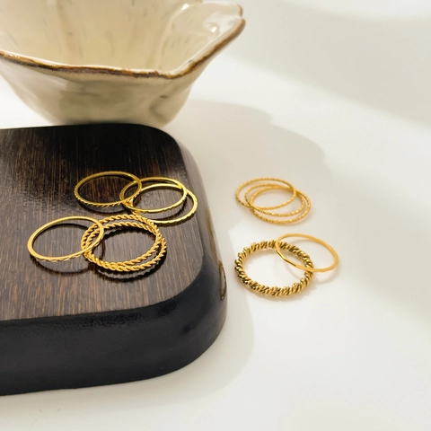 Minimalistische 18K Vergulde Titanium Stalen Ringen Voor Vrouwen Getextureerde Gedraaide Gegraveerde Stapelbare Slanke Band Sieraden