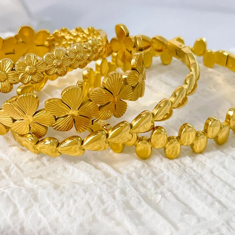 Blumen Herz Oval Armreif Armband Titanstahl 18K Vergoldet Texturiert Süßer Minimalistischer Modeschmuck Für Frauen