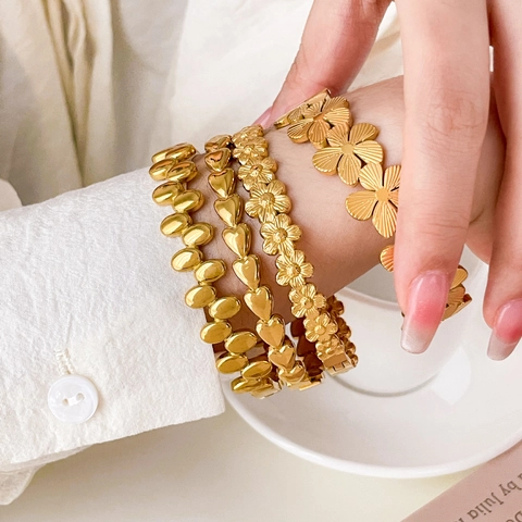 Blumen Herz Oval Armreif Armband Titanstahl 18K Vergoldet Texturiert Süßer Minimalistischer Modeschmuck Für Frauen