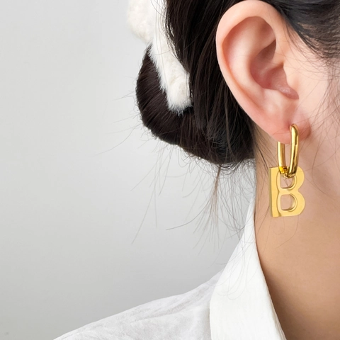 Pendientes De Acero De Titanio Para Mujer Chapados En Oro De 18K Media Luna Hueca Colgante Letra B Textura Plisada