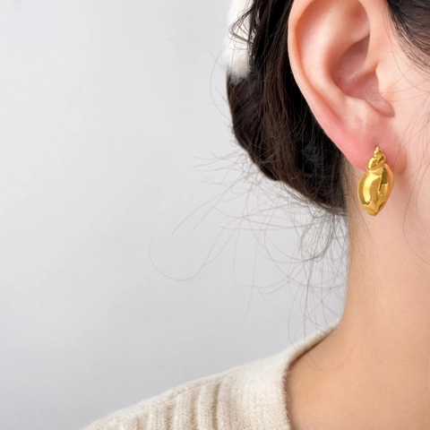 Minimalist Stainless Steel Stud Earrings 18K Gold Plated Geometric C Shape Conch Shell Twist Wave Hoop Earrings For Women