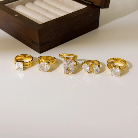 Luxus Ring 18K Vergoldeter Titanstahl Großer Zirkonia Smaragd Oval Birne Schliff Trendige Mode Für Frauen