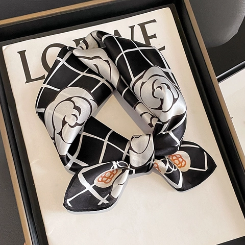 Foulard Quadrato In Raso Di Gelso Con Fiore Di Camelia Da Donna Motivo A Griglia Elegante Foulard Di Raso Accessorio Di Moda Leggero
