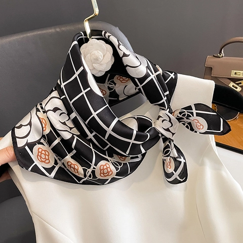Foulard Quadrato In Raso Di Gelso Con Fiore Di Camelia Da Donna Motivo A Griglia Elegante Foulard Di Raso Accessorio Di Moda Leggero