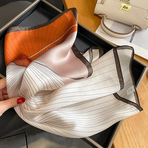 Foulard In Raso Di Gelso Piccolo Quadrato Stampa Geometrica Lineare Accessorio Per Il Collo Elegante Stile Sofisticato
