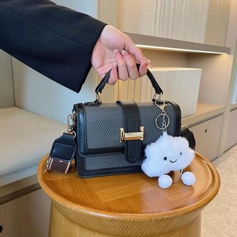 Sac Bandoulière Femme PU Cuir Tissage Épissage Petit Sac À Main Carré Avec Large Bandoulière Imprimée Et Pendentif Nuage