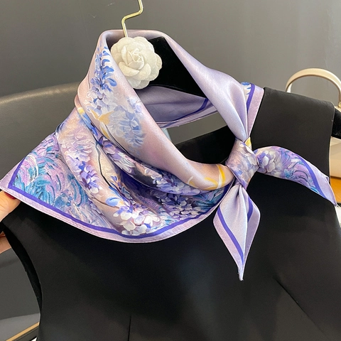 Elegante Foulard Quadrato In Raso Di Gelso Stampa Floreale Viola Accessorio Di Moda In Raso Versatile Per Donna