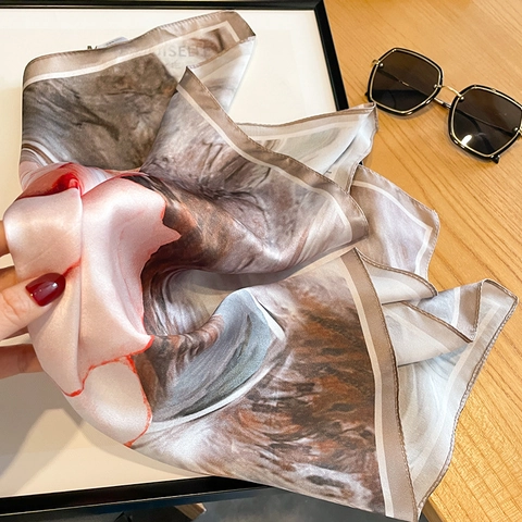 Elegante Foulard Quadrato In Raso Con Stampa Floreale Marmorizzata Accessorio Artistico Da Collo Per Donna