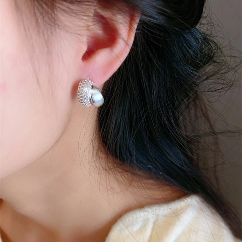 Pendientes De Botón Curvos Micro Pavé Circón Metal Cepillado Francés Elegante Para Mujer Con Poste De Plata De Ley 925