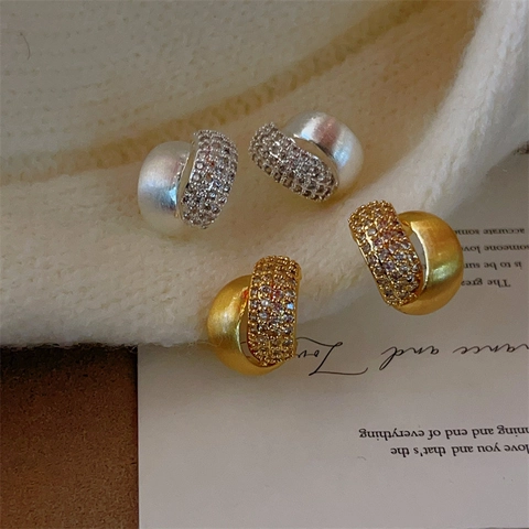 Pendientes De Botón Curvos Micro Pavé Circón Metal Cepillado Francés Elegante Para Mujer Con Poste De Plata De Ley 925