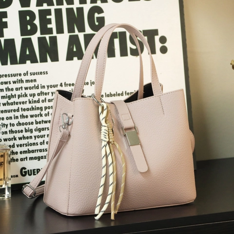 Damen Beuteltasche Aus PU-Leder Mit Kieselmaserung Große Kapazität Schultertasche Umhängetasche Mit Satinnschal-Anhänger
