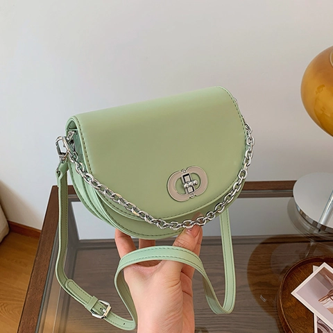 Halfronde Zadel-Crossbodytas Van PU-Leer Met Zilveren Metalen Ketting En Draaisluiting Moderne Eenvoudige Stijl Voor Vrouwen